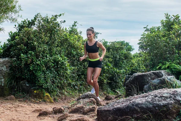 Подходит атлетичная молодая женщина бежит — стоковое фото