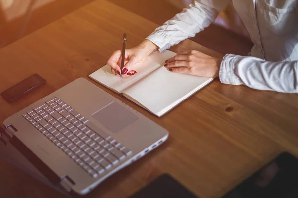 Kvinna freelancer kvinnliga händer med penna — Stockfoto