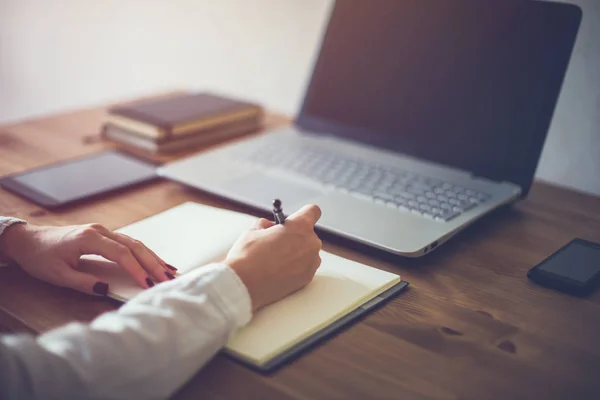 Mujer de negocios con portátil y diario — Foto de Stock