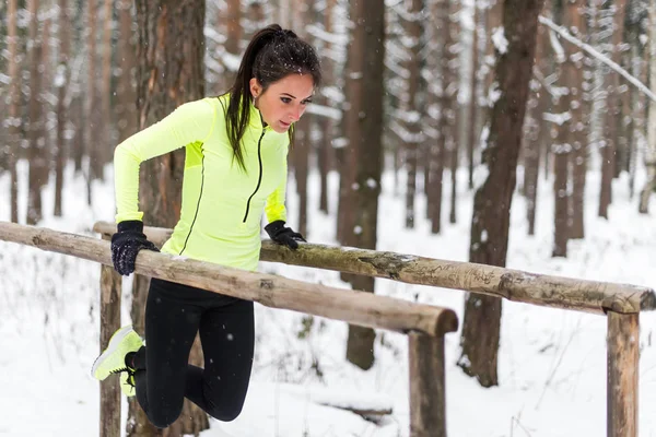 Fit femme travaillant avec son propre poids corporel — Photo