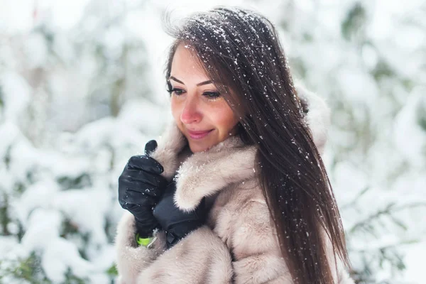 Зимний портрет красивой женщины — стоковое фото