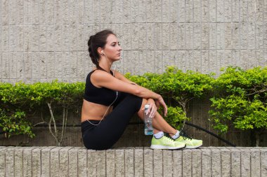 Genç kadın spor yaptıktan sonra rahatlatıcı