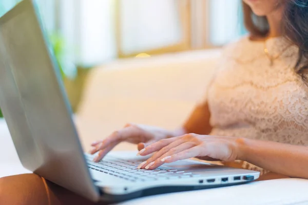 Manos femeninas escribiendo en el teclado — Foto de Stock