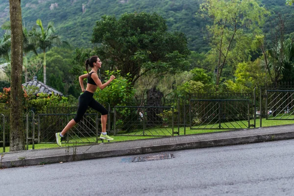Joven mujer en forma haciendo ejercicio cardiovascular —  Fotos de Stock