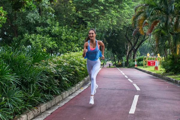 Jonge vrouw joggen passen — Stockfoto