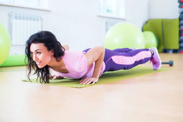 Fit mulher fazendo exercício prancha — Fotografia de Stock