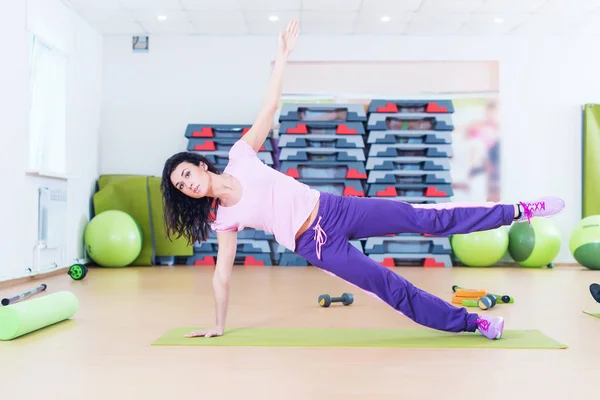 Passar kvinna gör plankan core träning — Stockfoto