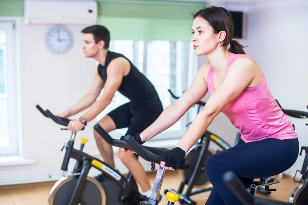 Grupp utbildning människor cykla i gymmet — Stockfoto