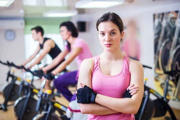 Entraînement de groupe en vélo dans la salle de gym — Photo