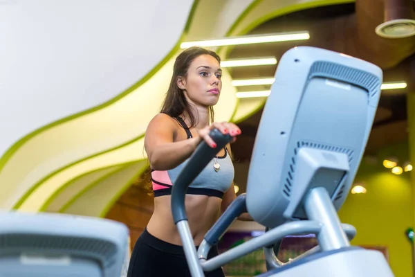 Fit mulher fazendo cardio — Fotografia de Stock