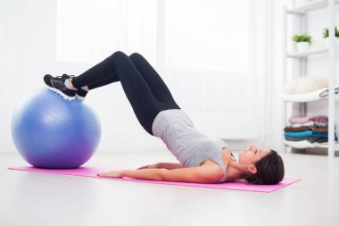 Sportif kadın Pilates egzersiz yaparak