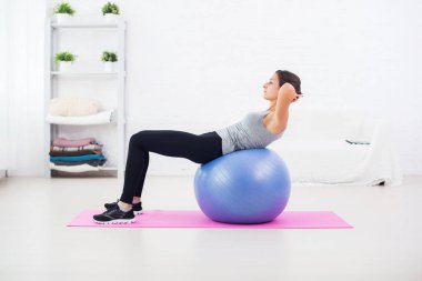 Fitness genç kadının karın egzersizi yapması
