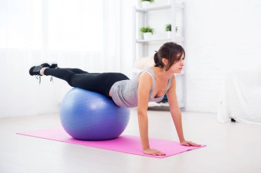 Sportif kadın germe yapmak