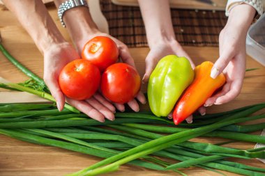 kadın mutfağa yemek hazırlama 