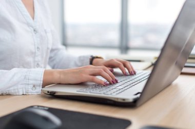 dizüstü bilgisayar kullanarak ofis çalışanı.