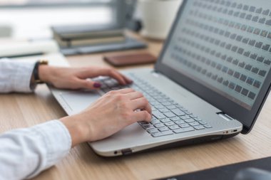 dizüstü bilgisayar kullanarak ofis çalışanı.