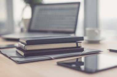 Ofis işyeri dizüstü bilgisayar ile 