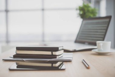 Ofis işyeri dizüstü bilgisayar ile 