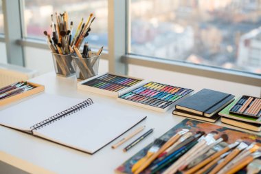 Sipariş yan görünüm işyerinde ressam