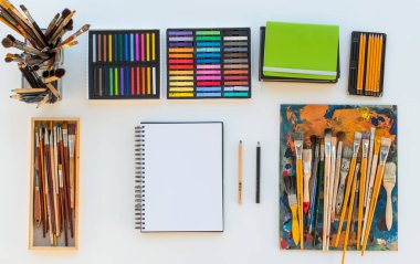 Sipariş yan görünüm işyerinde ressam