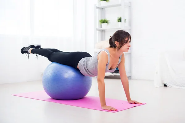 Sportiga kvinnan gör stretching — Stockfoto