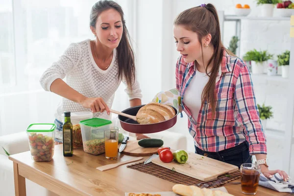 Ženy doma pečení — Stock fotografie