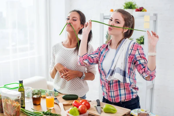 Mujeres que preparan alimentos saludables — Foto de Stock