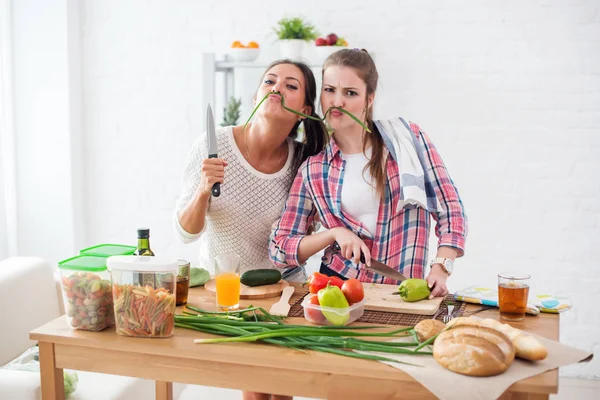 Mujeres que preparan alimentos saludables — Foto de Stock