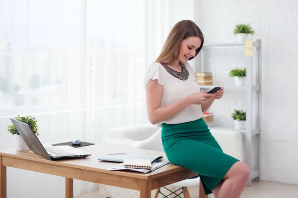 Mulher de negócios digitando mensagem de texto — Fotografia de Stock