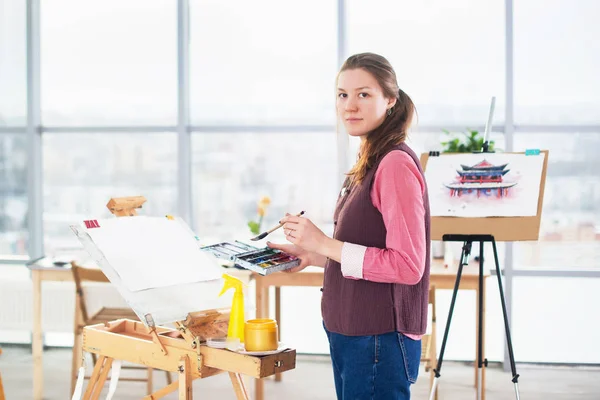 Jonge vrouw schilder — Stockfoto