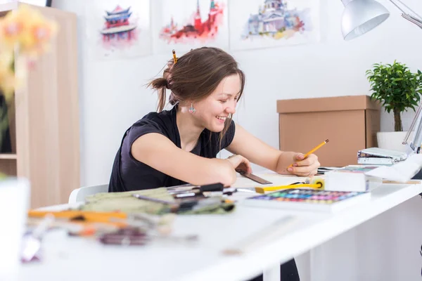 Unga kvinnliga artist ritning skiss — Stockfoto