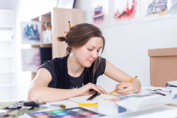 Νεαρή γυναίκα καλλιτέχνης σχεδίασης σκίτσο — Φωτογραφία Αρχείου
