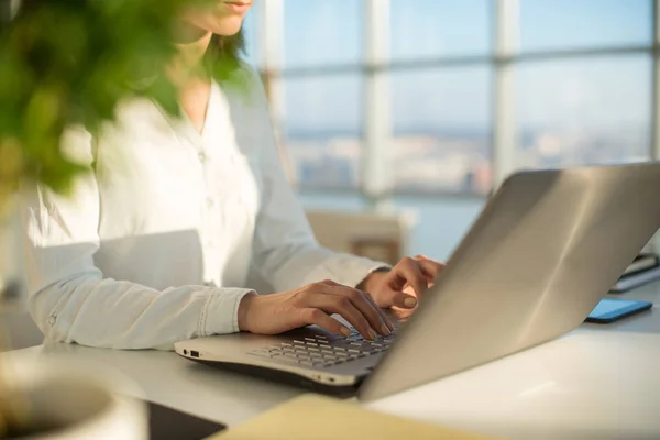 Trabalhador de escritório usando laptop . — Fotografia de Stock