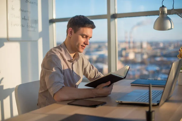 Hombre freelancer escribir en cuaderno —  Fotos de Stock