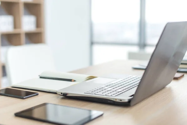 Lugar de trabajo con portátil portátil — Foto de Stock