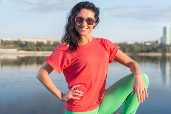 Lachende vrouw van de zomer — Stockfoto