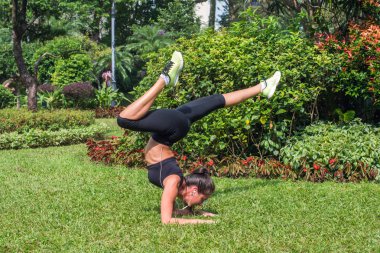 Amut egzersiz yaparak sportif genç kadın 