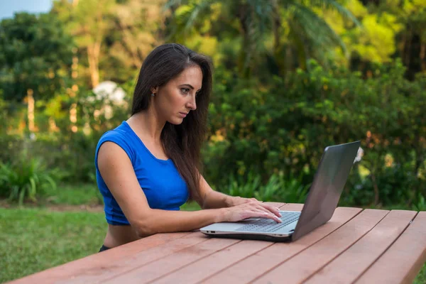 Attraktive junge Geschäftsfrau konzentriert sich auf ihre Arbeit — Stockfoto