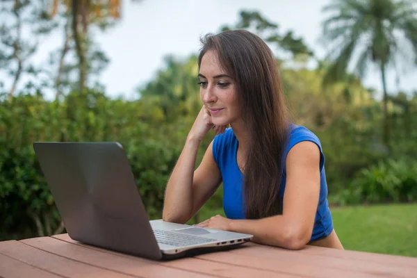 Fröhliches Mädchen schaut sich Online-Video auf Laptop an — Stockfoto