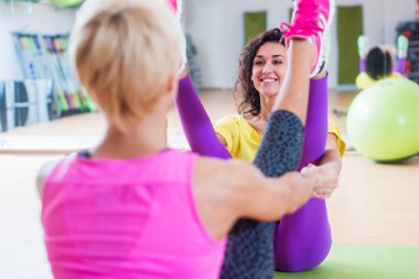 İki kadın Yoga dostum tekne yapıyor poz 