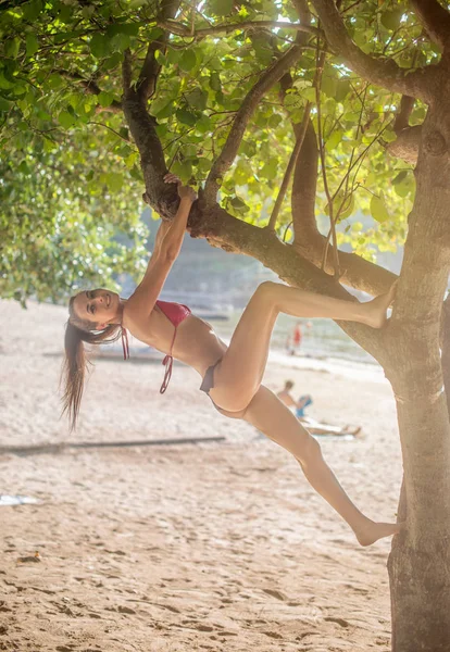 Gelukkig slim Kaukasische meisje in bikini — Stockfoto