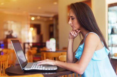 İnce genç esmer kadın yan görünüm 