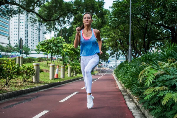 Fitness tjej jogging på Kör väg — Stockfoto