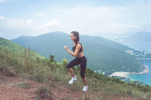 Passar kvinnliga joggaren utövar — Stockfoto