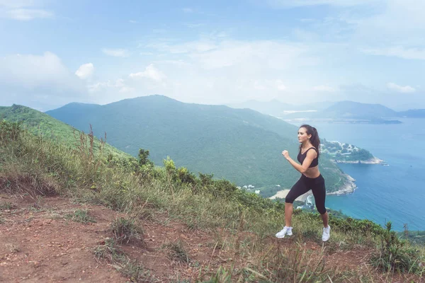 Magro jovem atleta feminino fazendo exercício cardio — Fotografia de Stock