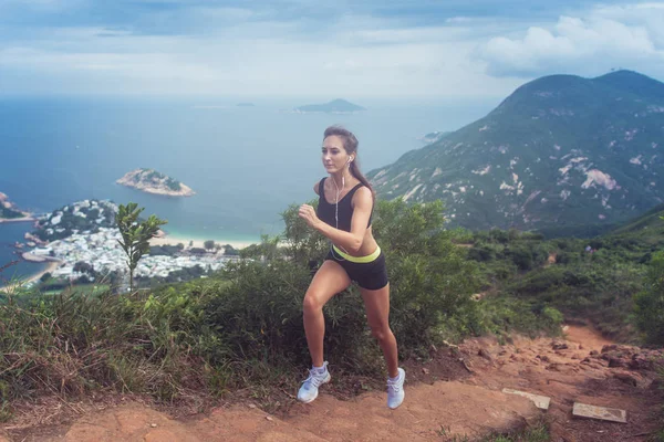 Sendero de mujer bronceada en forma joven corriendo por los escalones —  Fotos de Stock