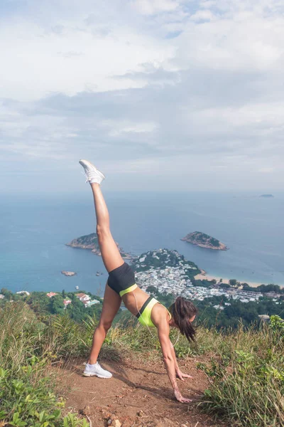 Mladá žena, která dělá stojící rozdělit cvičení jógy — Stock fotografie
