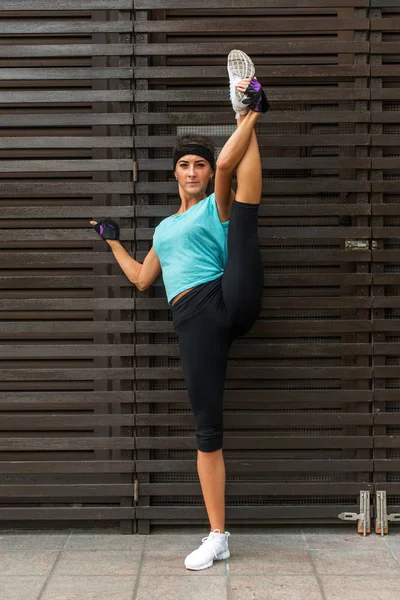 Спортивная гибкая молодая женщина, занимающаяся раздельными упражнениями — стоковое фото