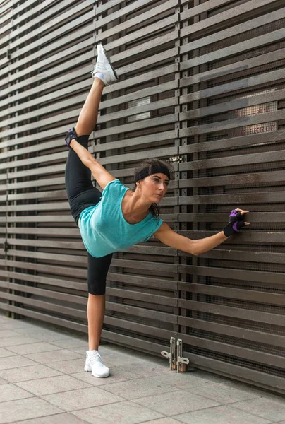 Atletica flessibile giovane donna che fa yoga — Foto Stock