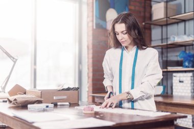 Genç ve güzel moda tasarımcısı kesim kumaş 